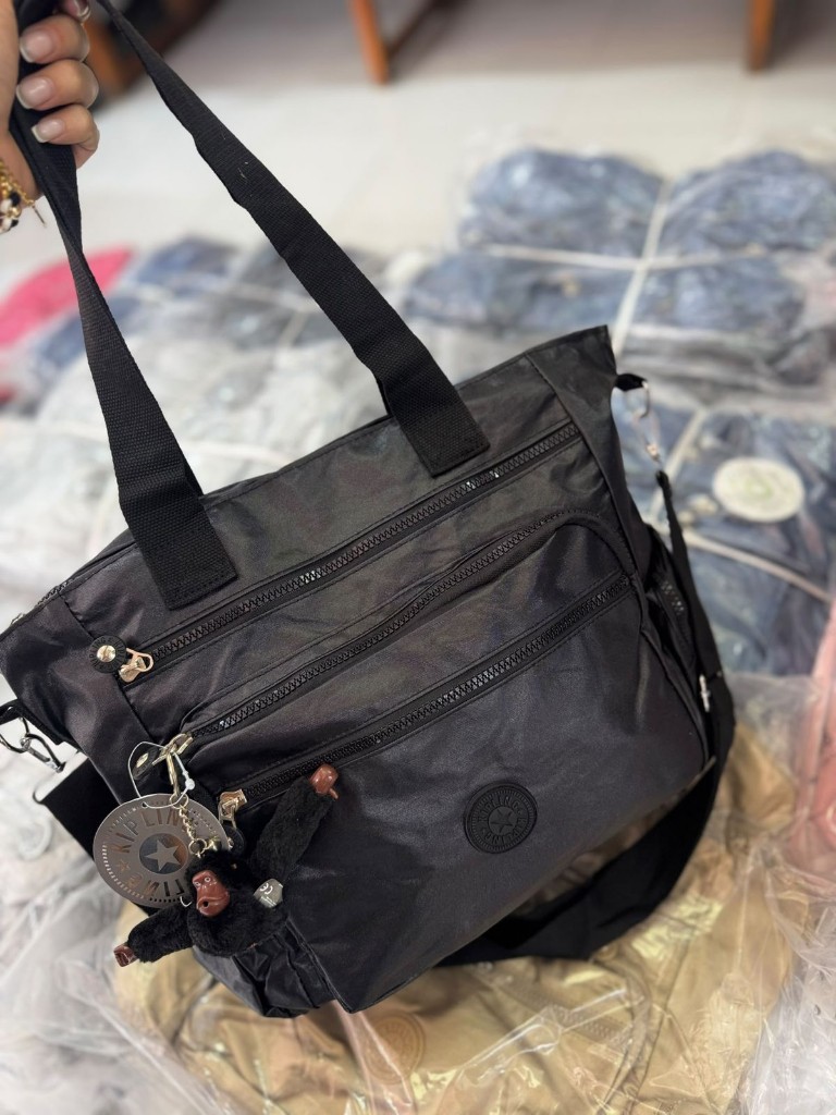 Kipling negra cartera y plateada