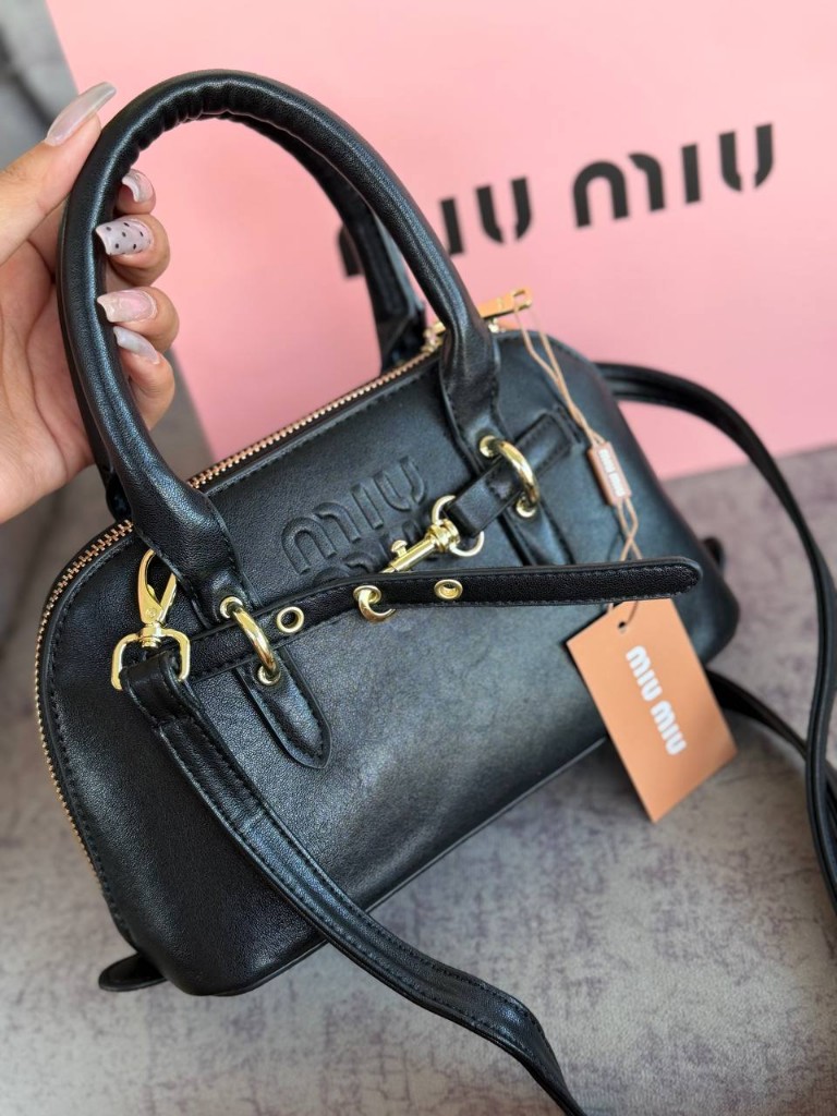 Miu Miu cartera negra