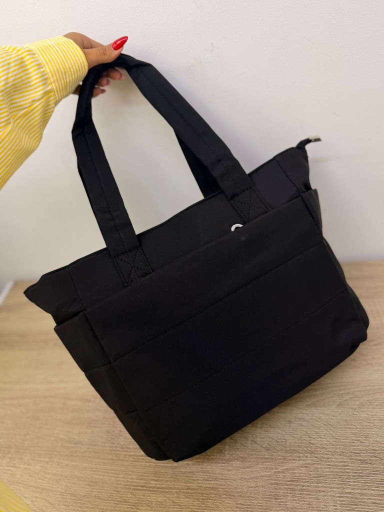 Bolso negro tipo tote puffer