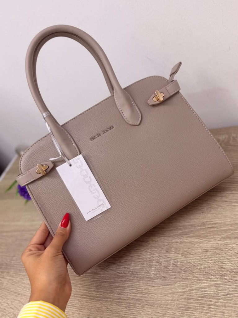 David Jones cartera beige con broches