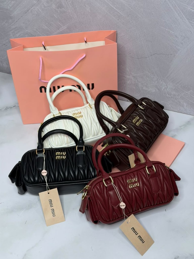 Miu Miu cartera acolchada roja