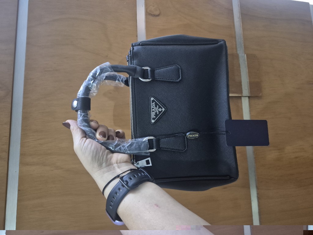 Prada cartera negra