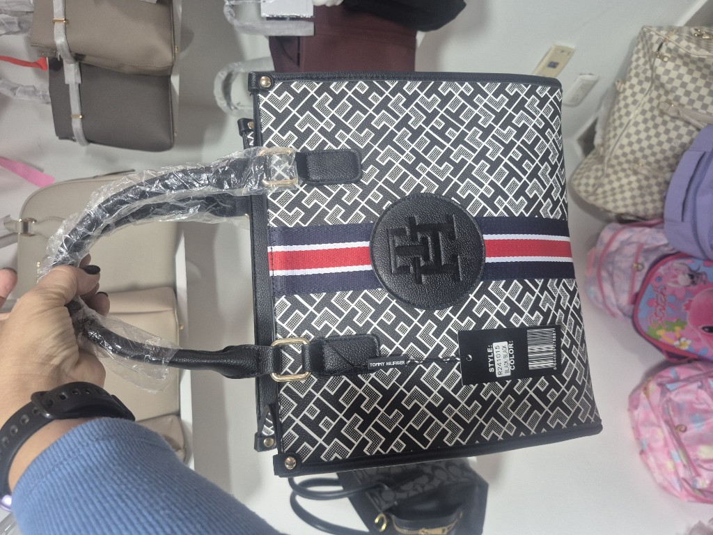 Tommy Hilfiger cartera negra
