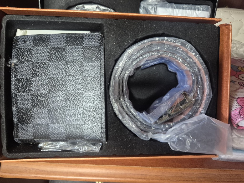 Louis Vuitton cartera negra