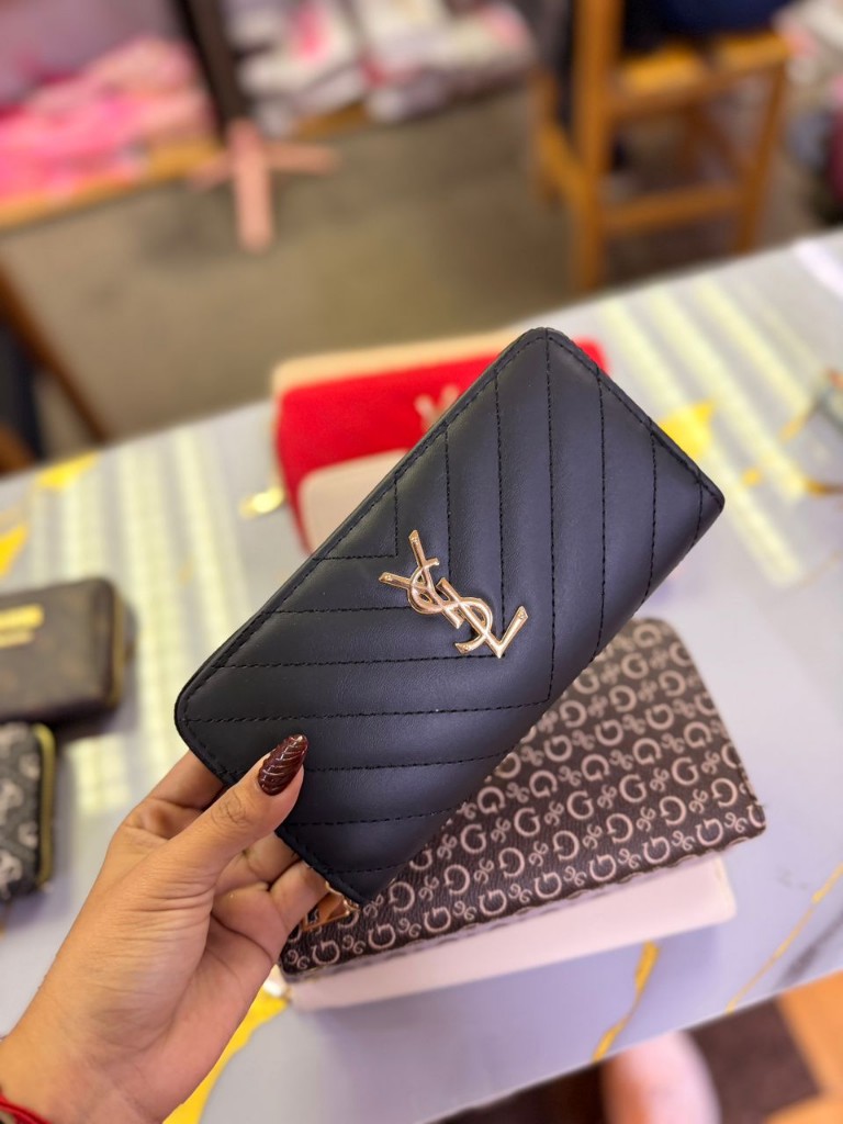 YSL cartera negra