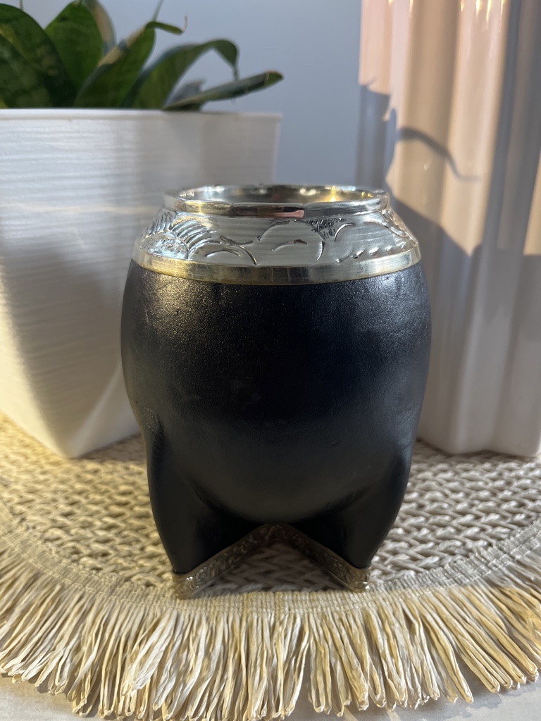 TORPEDO VIROLA DE ALPACA CINCELADA – CUERO LISO NEGRO – BASE DE ALPACA ANCHA
