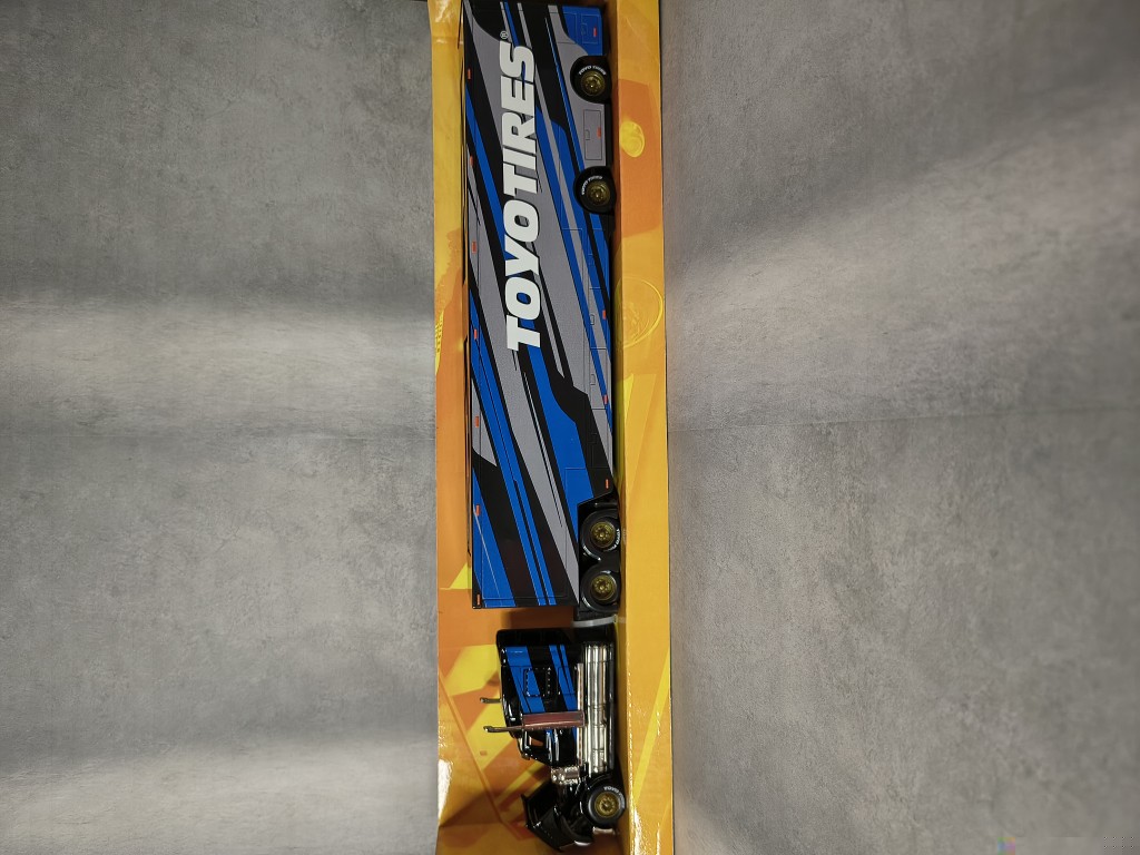 Toyotires camión azul