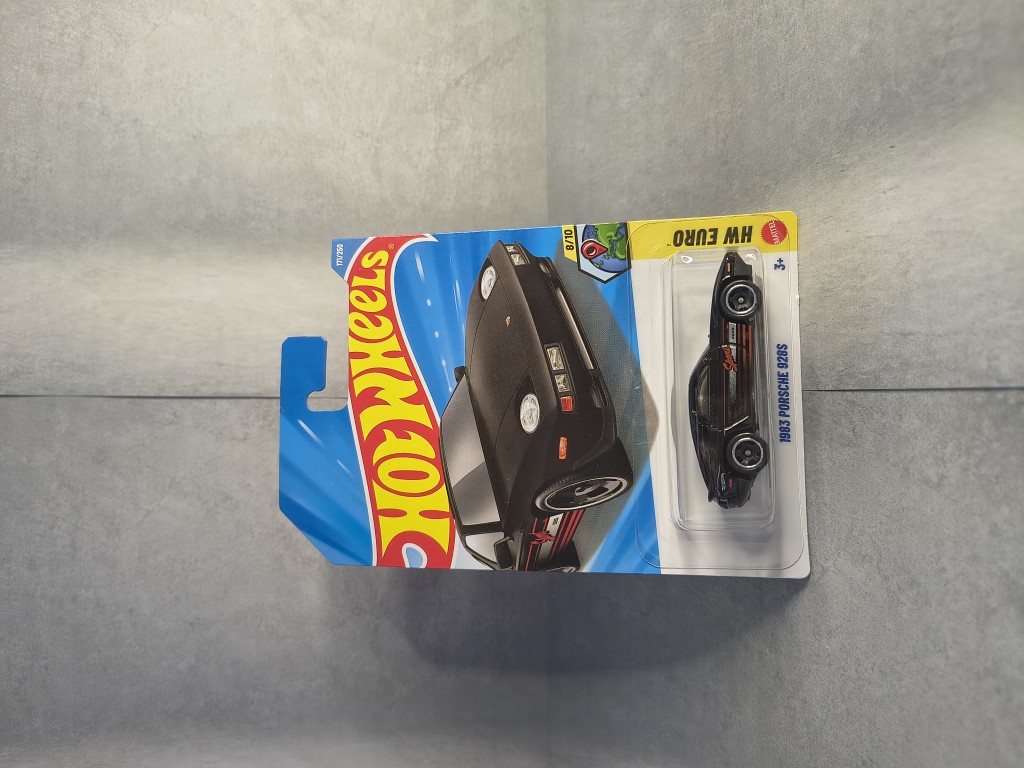 Hot Wheels Porsche 928S negro