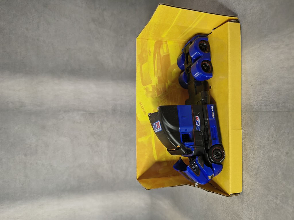 Camion Mack azul y negro