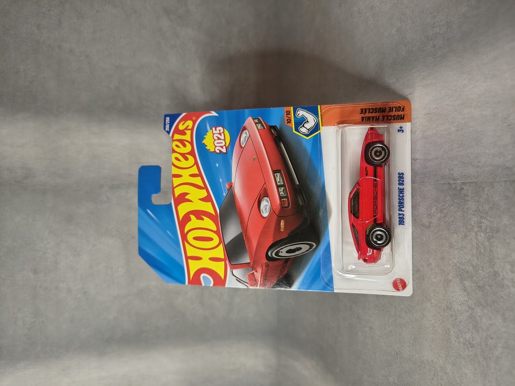 Hot Wheels Porsche 928S roja
