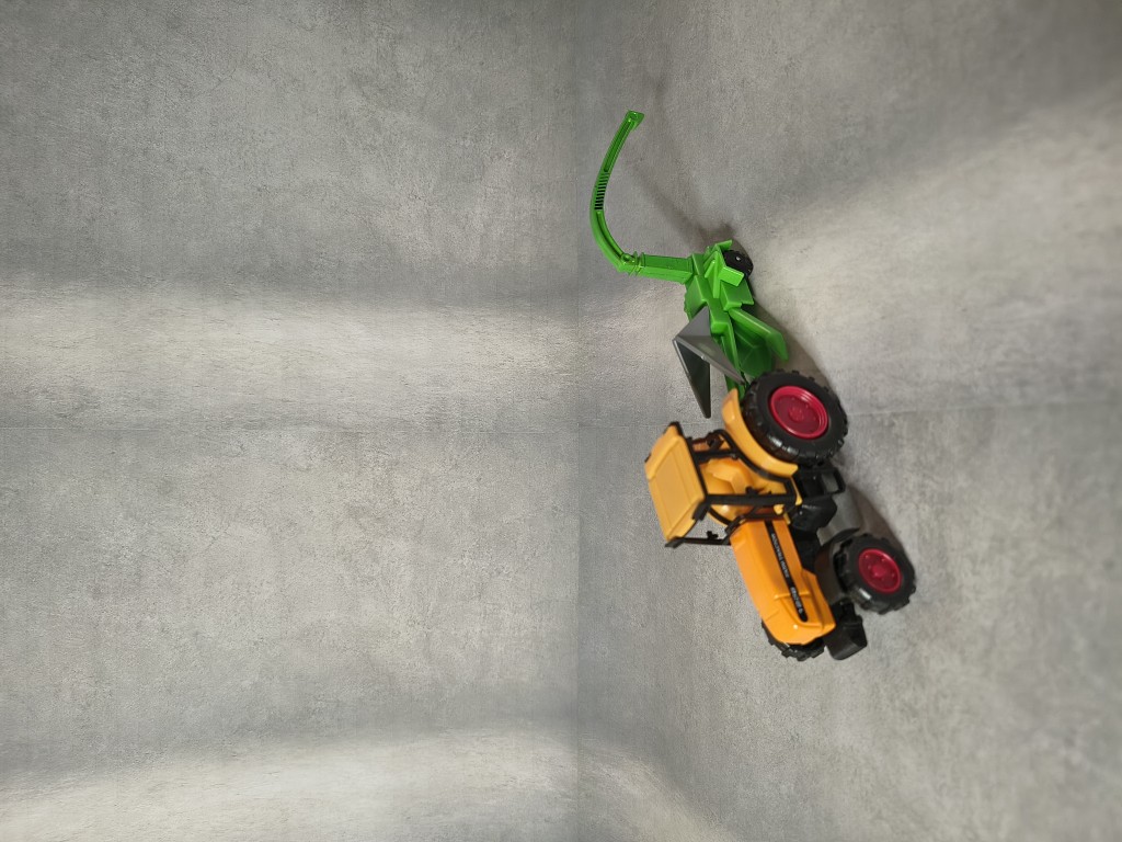 Tractor juguete naranja