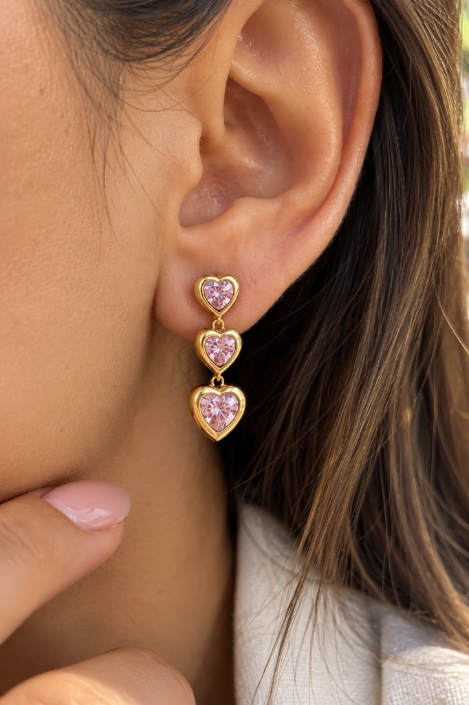 02817-ARETE DORADO TRIPLE CORAZON ROSADO