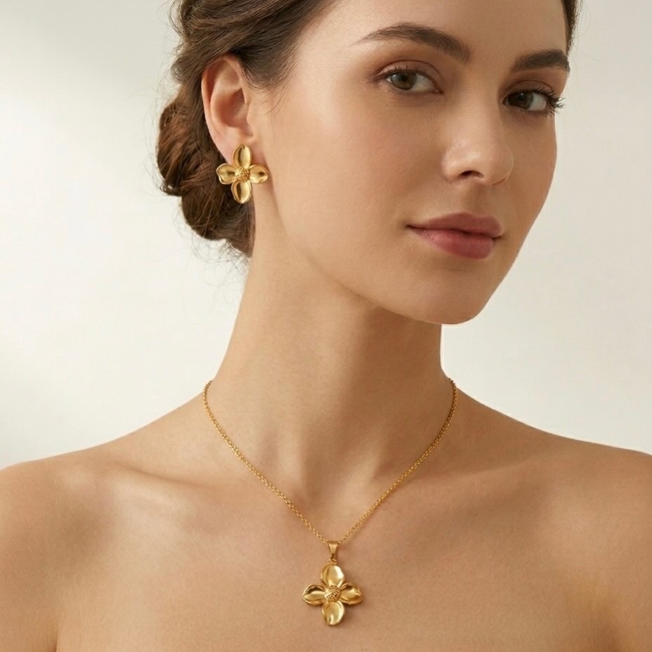 12372-SET DE CADENA Y ARETE DORADO FLOR DE 04 PETALOS