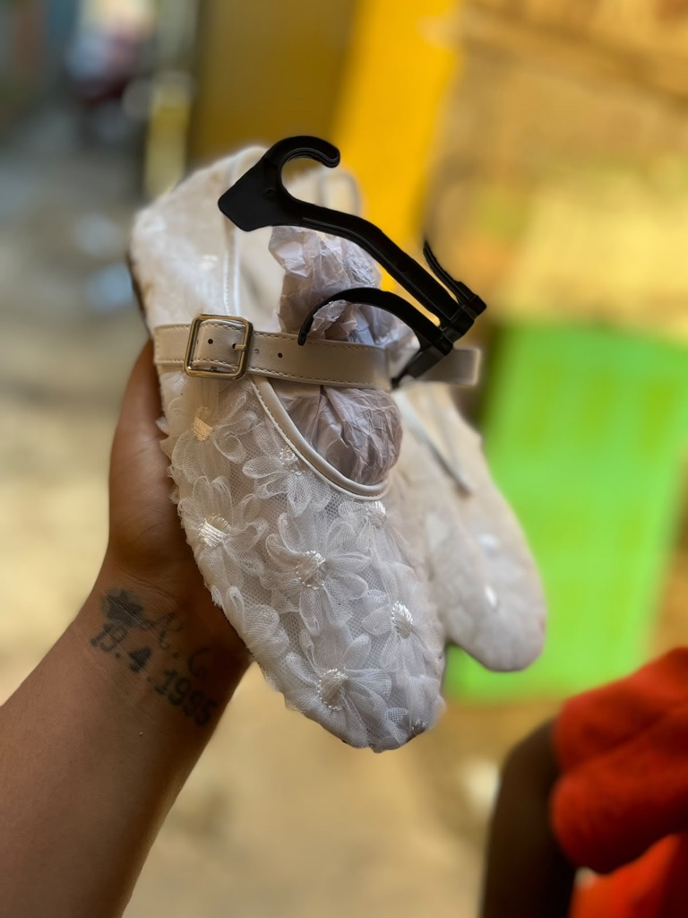 Zapato femenino blanco con flores y correa
