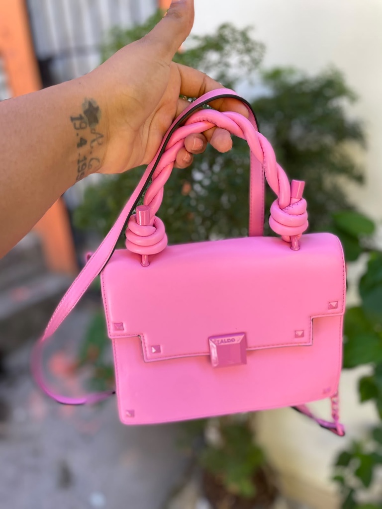 Bolso de mano rosa con correa larga