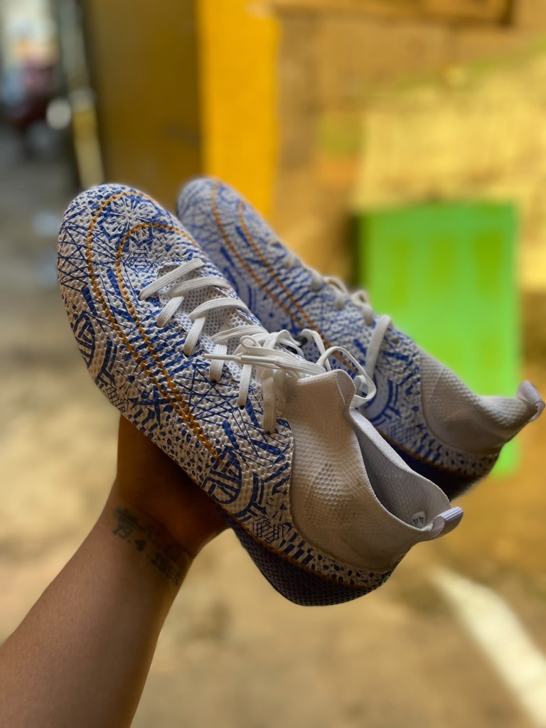 Tenis deportivos blancos y azules