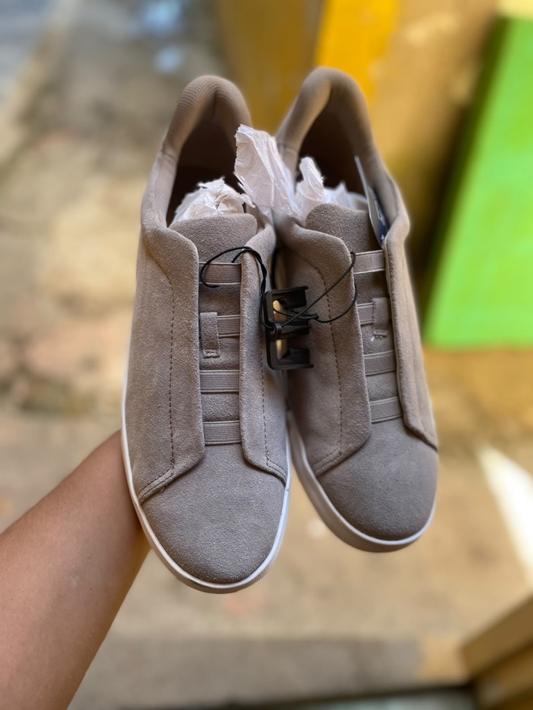 Apargatas casuales grises tipo slip-on