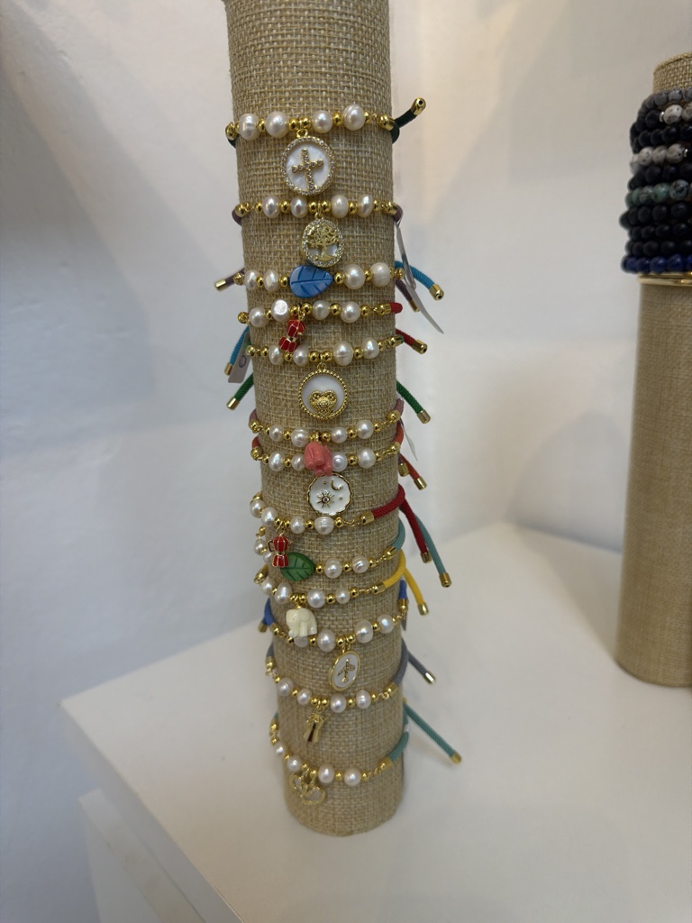 Pulsera Perlas del Río y Dijes Dorados