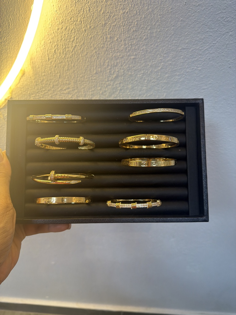 Pulseras doradas de lujo