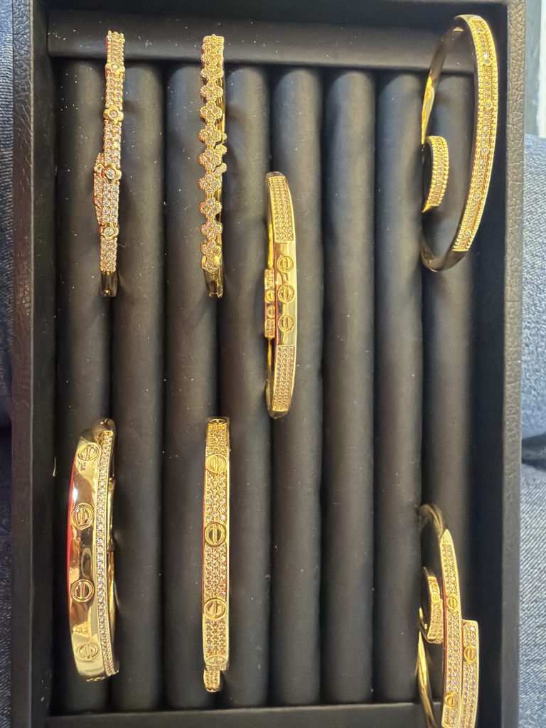 Pulsera dorada y anillos