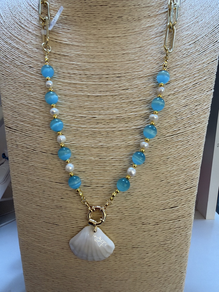 Collar ojo de tigre azul y perlas de río con dije de Concha