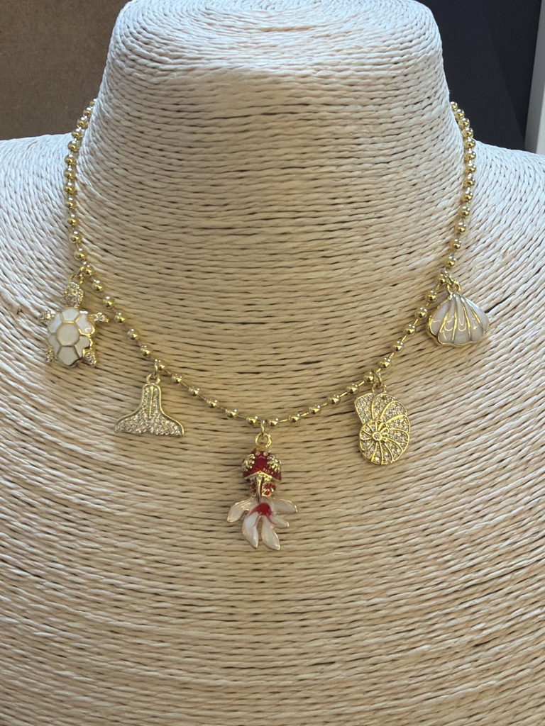 Collar dorado con dijes