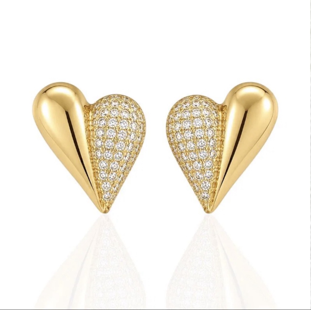 Brinco dourado coração liso e cravejado