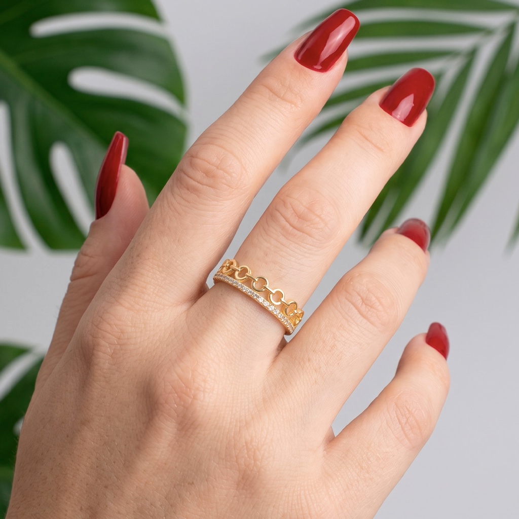 Anel dourado com pedras e  elos