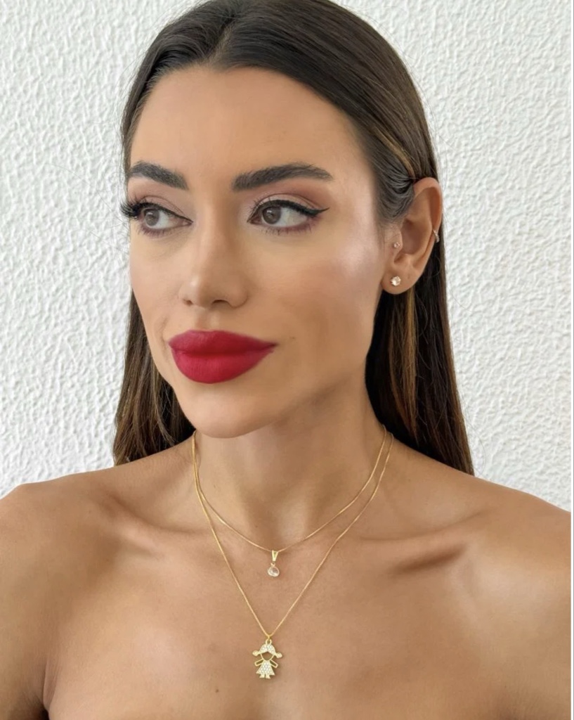 Colar dourado com pingente