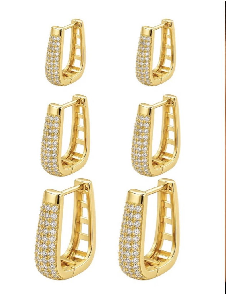 Brinco M dourado com pedras