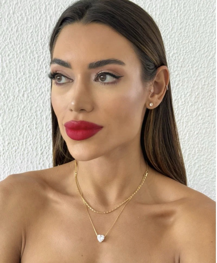 Colar dourado com pingente de coração