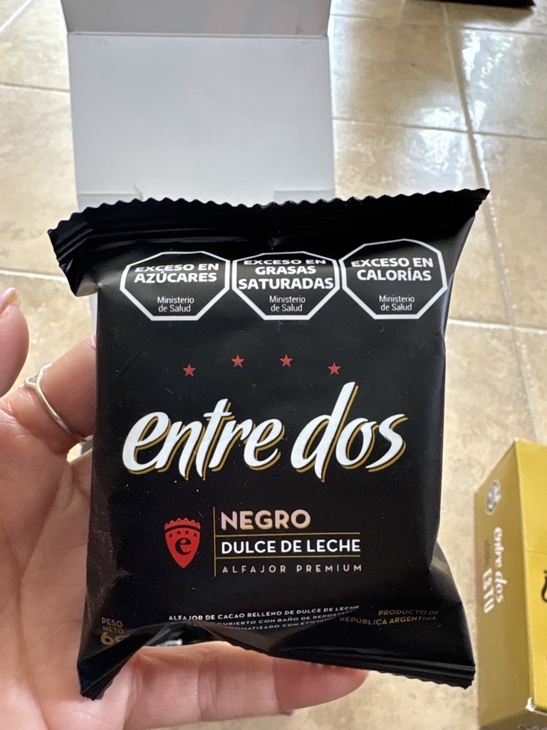 Alfajor entre dos negro con dulce de leche 60gr