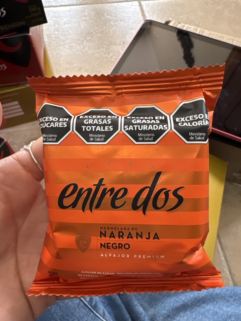 Entre Dos Naranja Negro