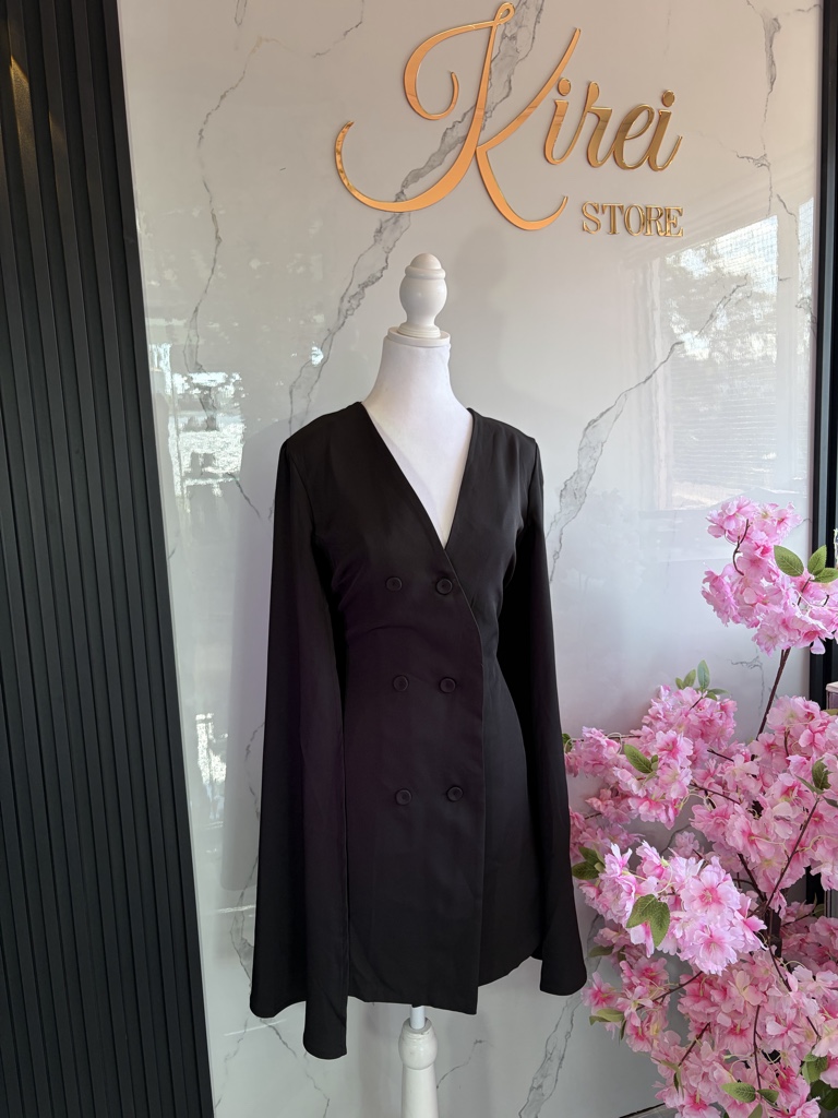 Vestido negro capa