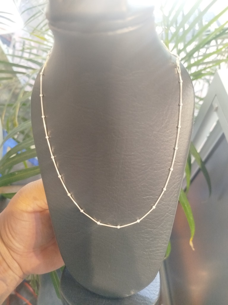 Cadena de plata de puntos pequeños