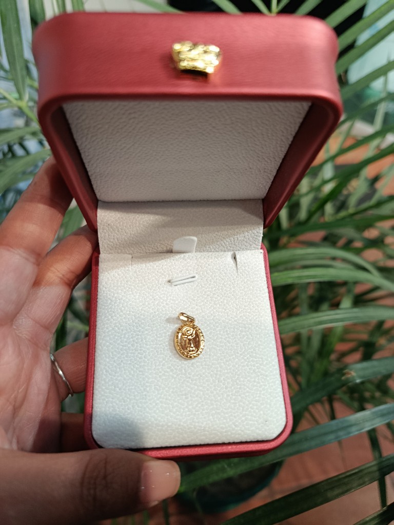 Dije divino niño en oro 18 kilates