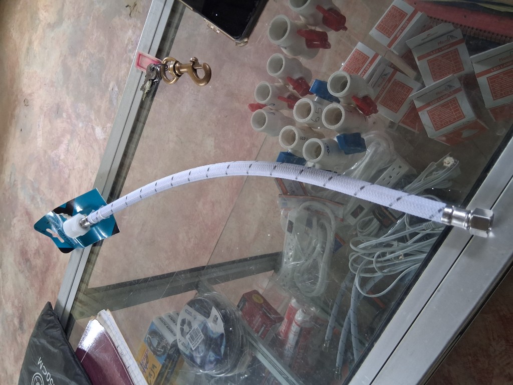 Manguera flexible blanca para lavamanos y fregadero