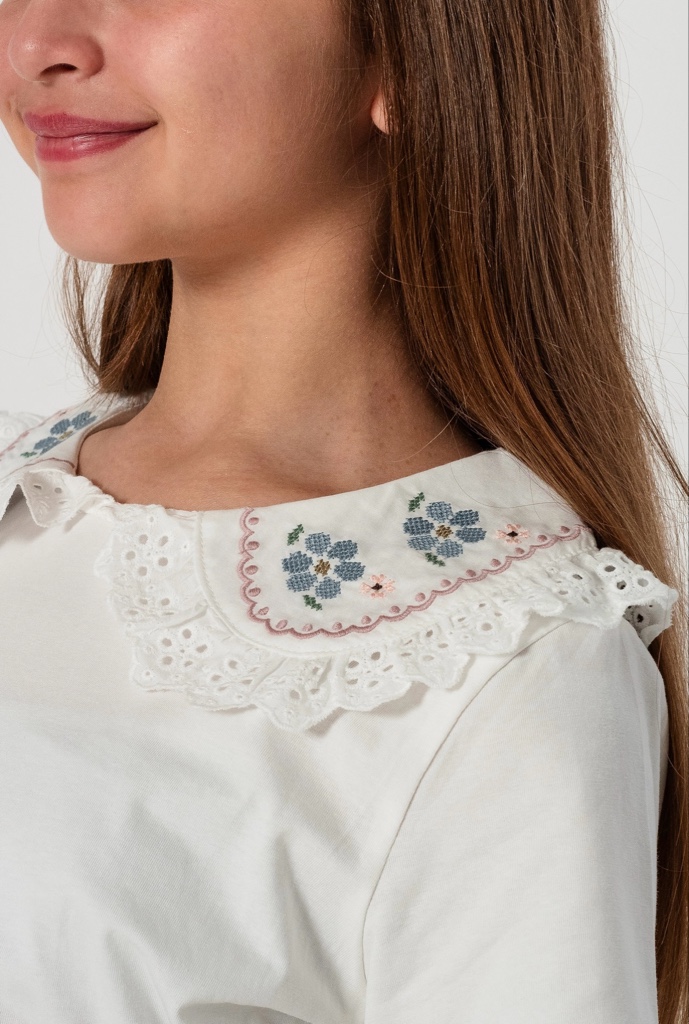 Blusa cuello flor