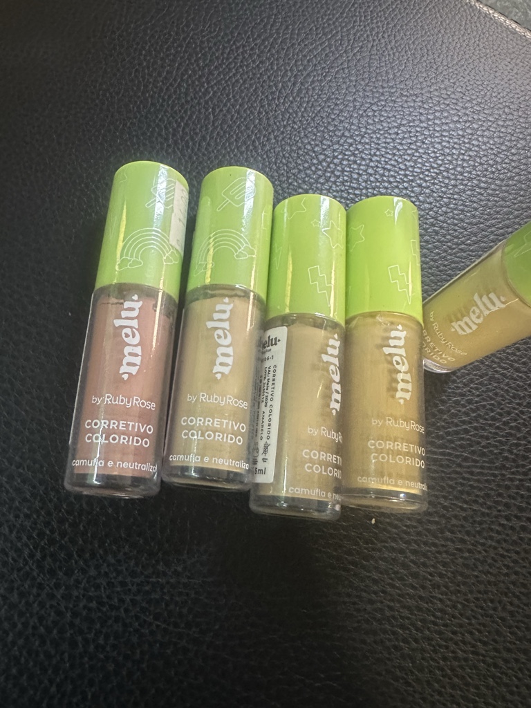 Ruby Rose melu corrector colorido