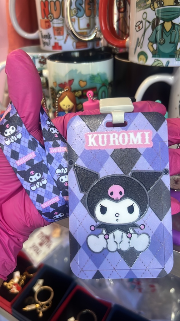 Kuromi porta credencial lila