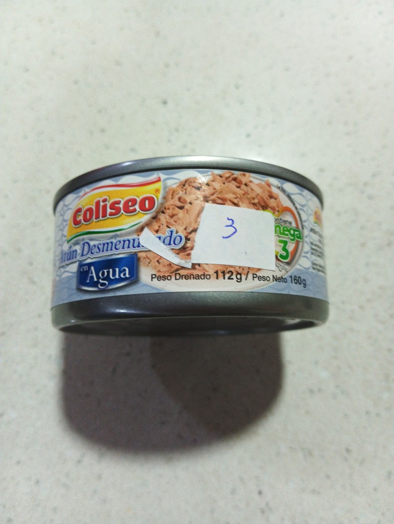 Coliseo atun desmenuzado en agua