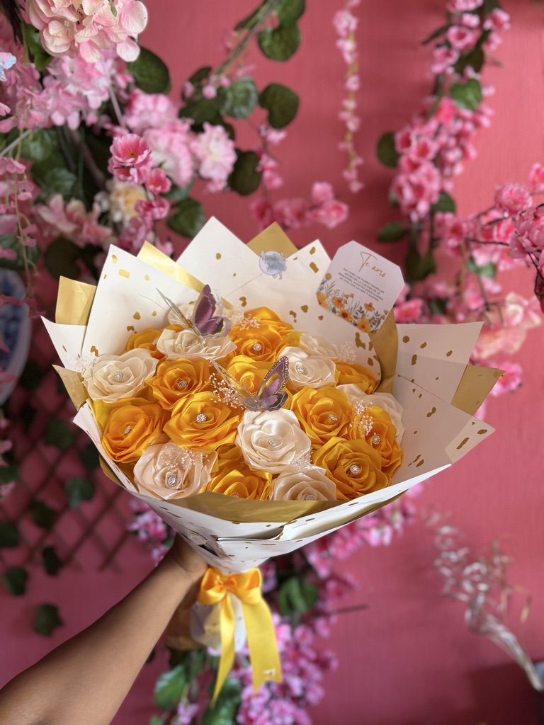 Ramo de rosas amarillas y blancas