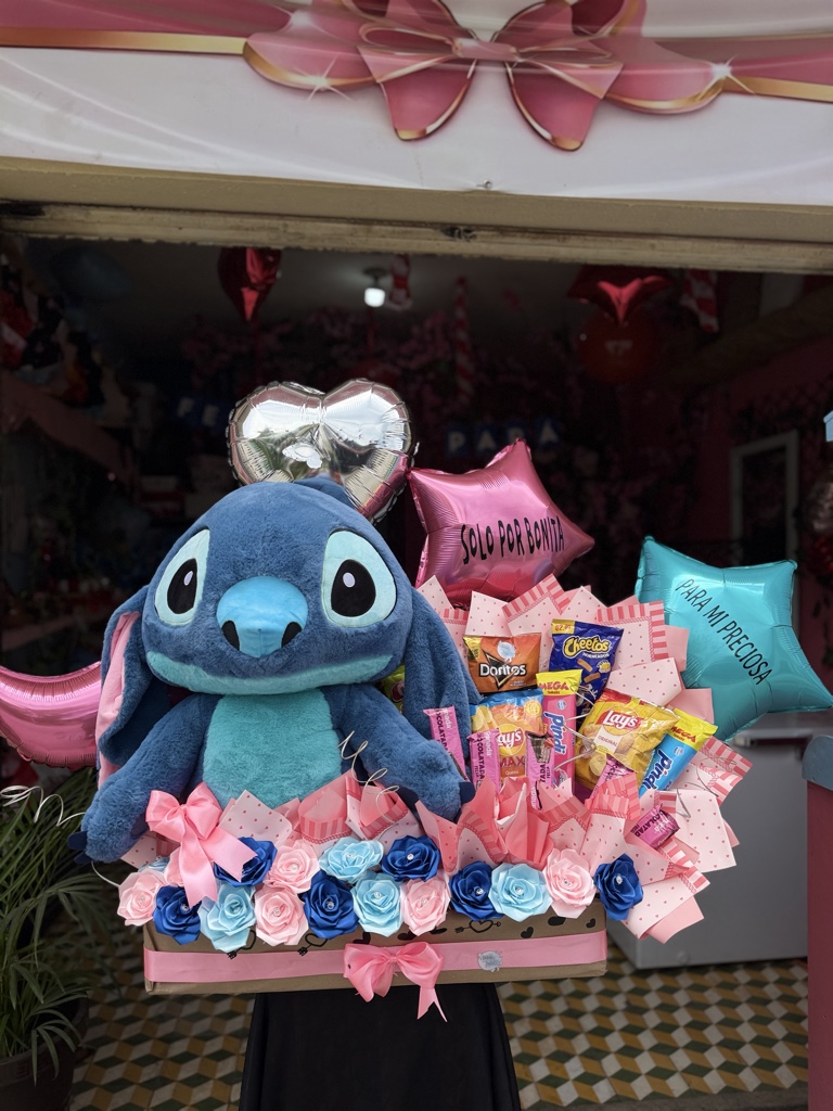 Arreglo Stitch con dulces y globos