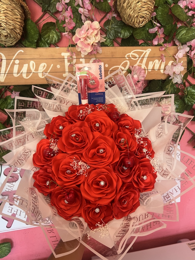 Ramo de rosas rojas con Cherry