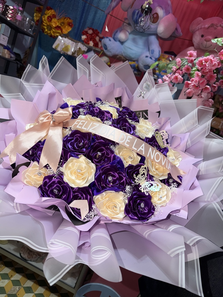 Ramo de rosas moradas y crema