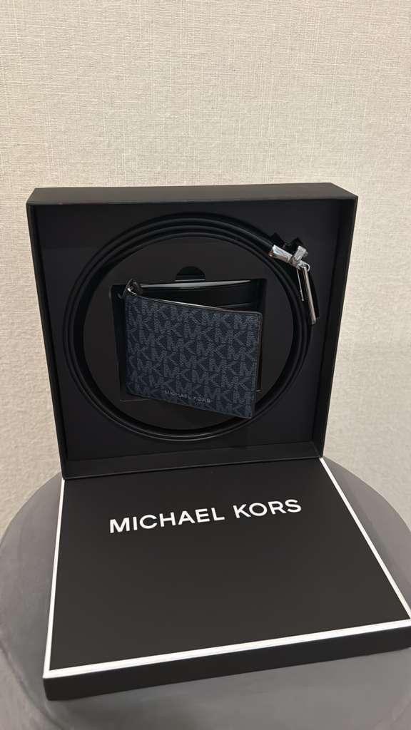Michael Kors billetera azul con correa reversible