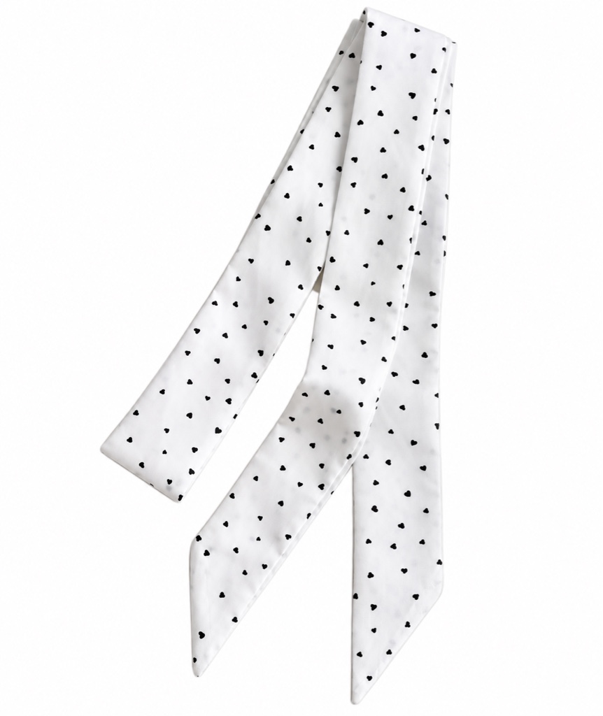 Mascada blanca con corazones