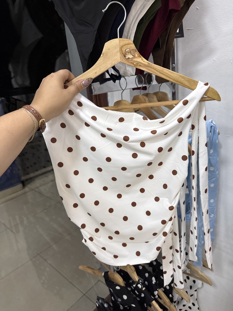 Blusa blanca de puntos