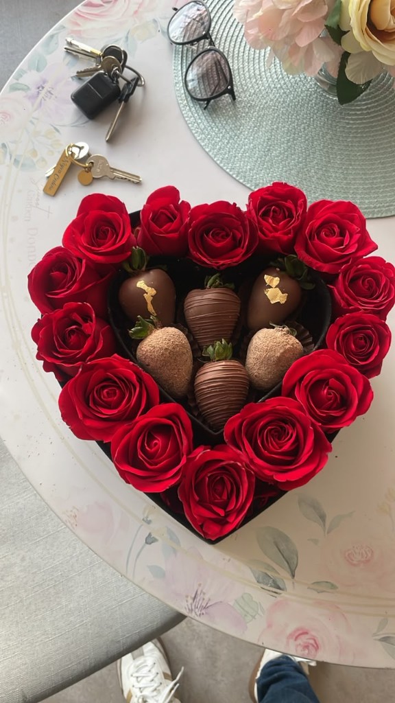 Arreglo Love rosas rojas y fresas