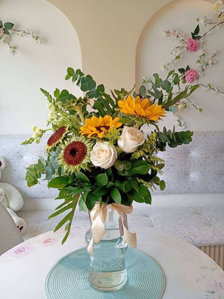 Sweet home girasoles y rosas blancas